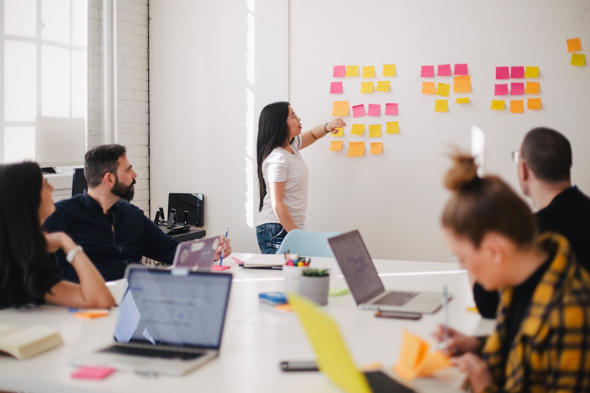 Equipo de una empresa de Boadilla del Monte trabajando en la oficina