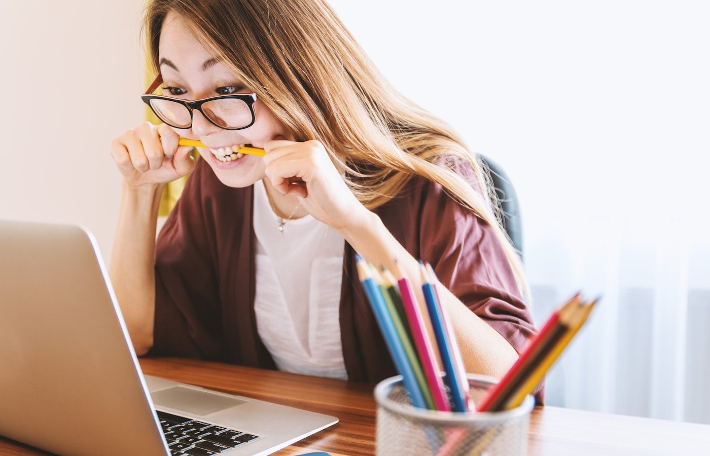 Trabajadora preocupada frente al portátil por un problema informático