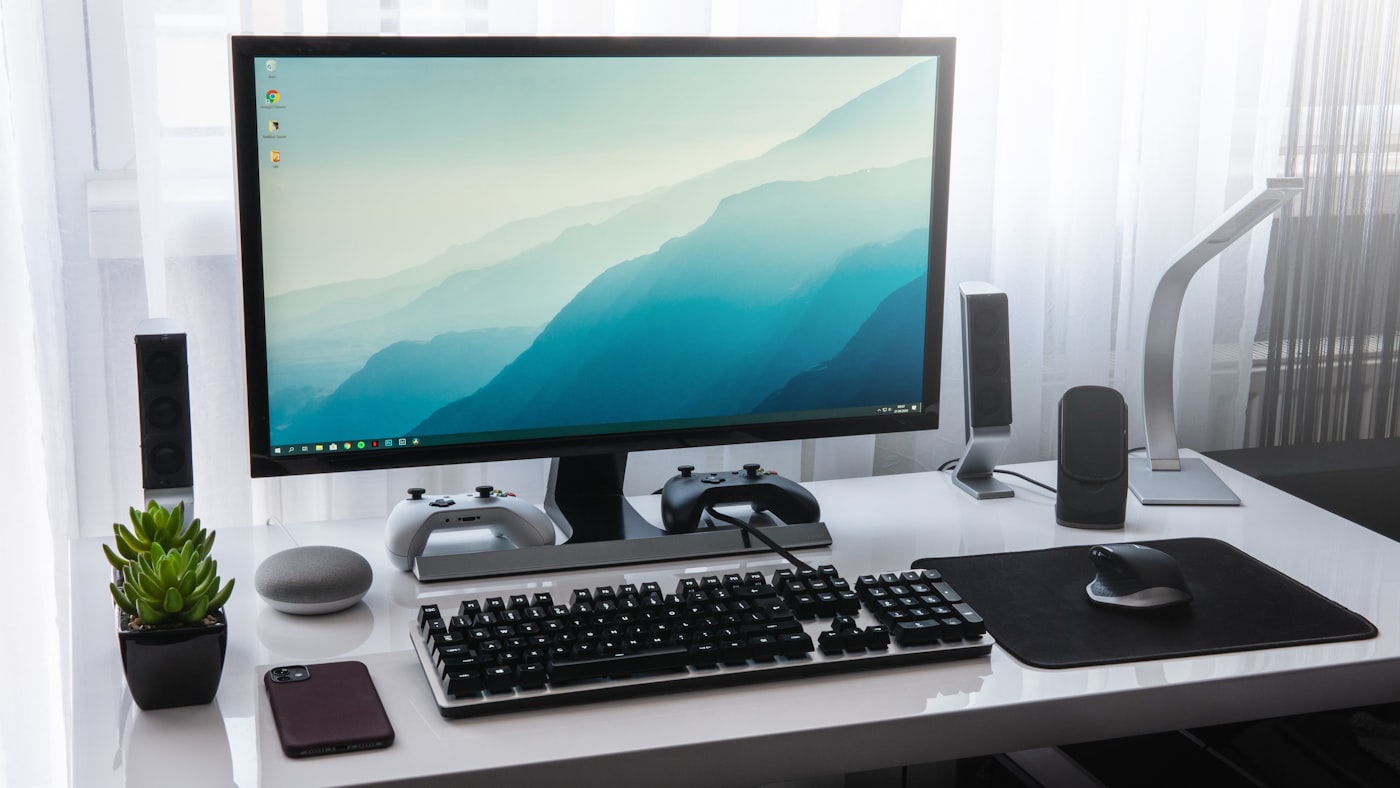 Ordenador de empresa con Windows 10 en un escritorio tras el fin de soporte