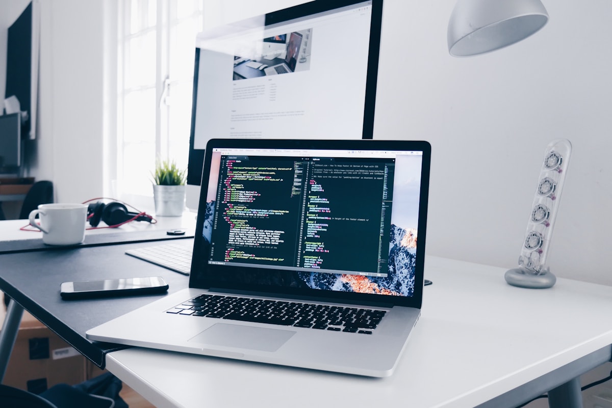 Autónomo trabajando desde casa con soporte remoto