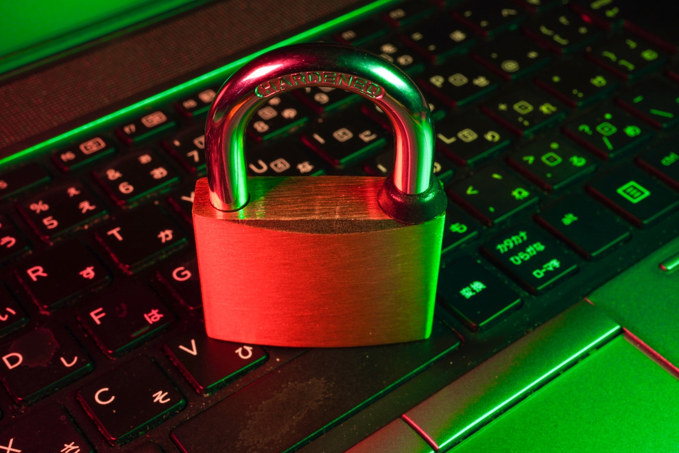 Candado sobre el teclado de un portátil, representando la seguridad de una conexión remota