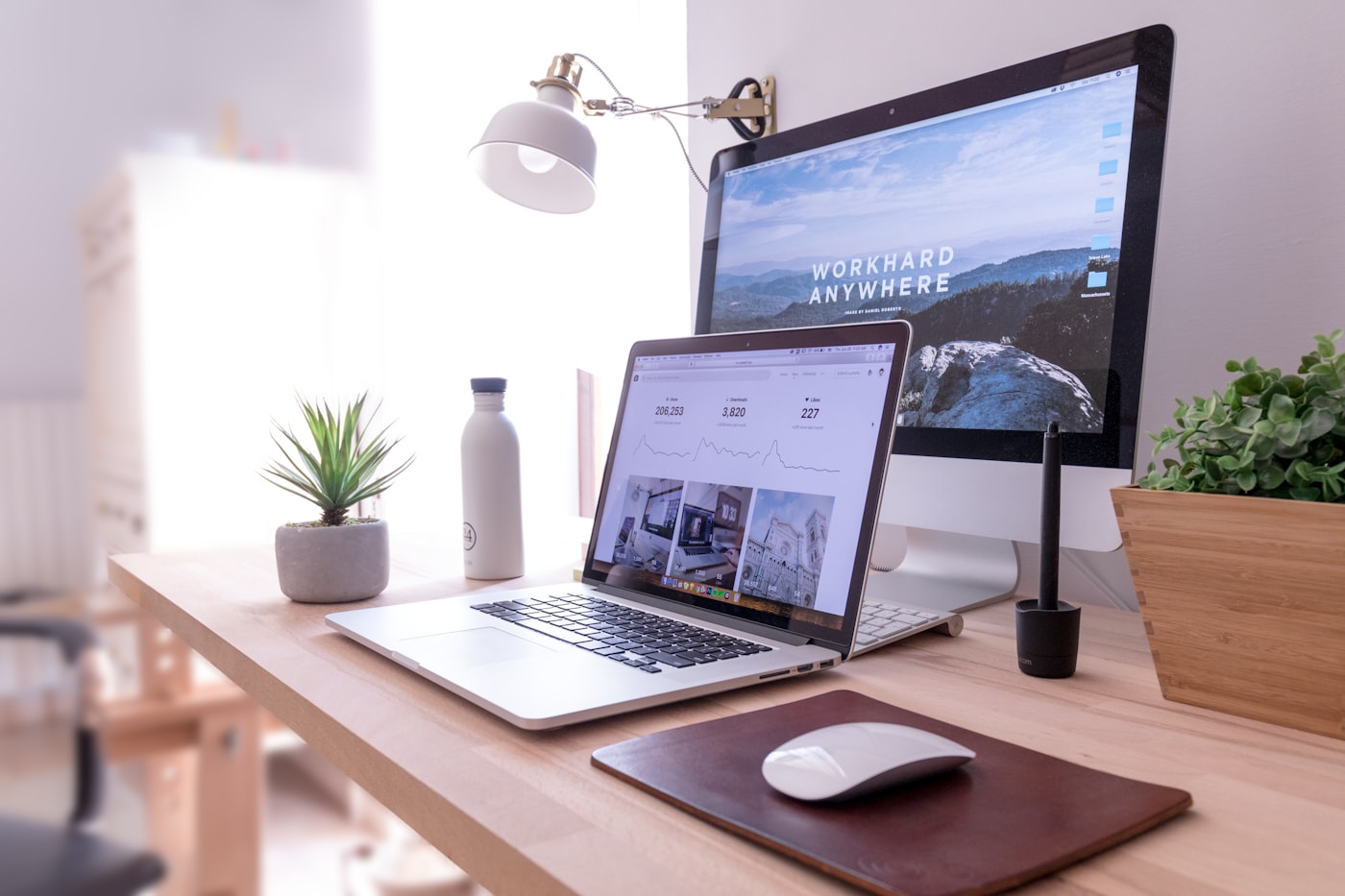 Escritorio de autónomo freelancer recibiendo soporte remoto informático