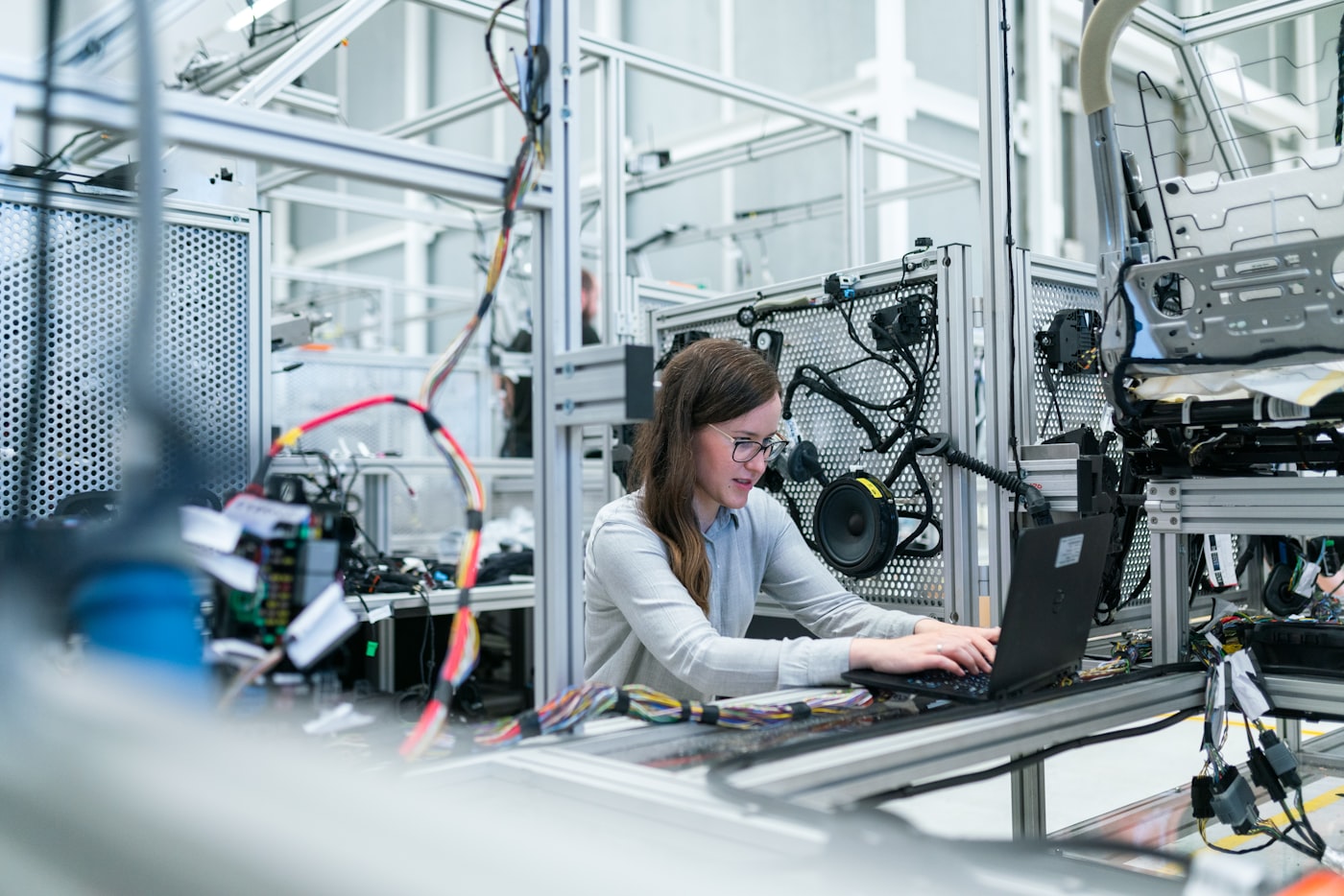 Técnico prestando servicio informático a una empresa en su oficina