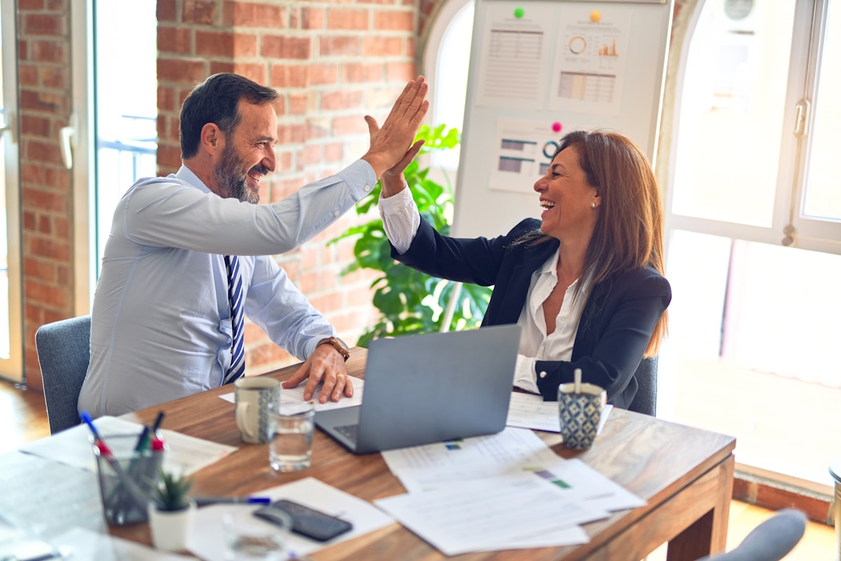 Equipo de Redenet IPM dando soporte informático profesional a empresas en Madrid